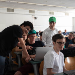 Vista gruppo di studenti del corso estivo STEM del Politecnico di Milano durante una lezione in classe