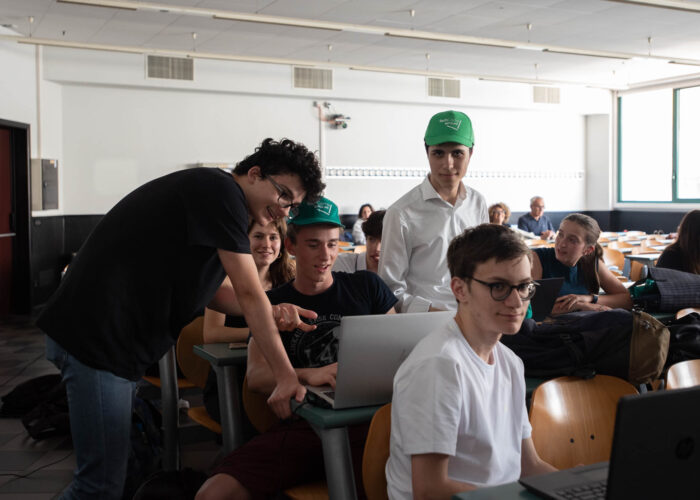 Vista gruppo di studenti del corso estivo STEM del Politecnico di Milano durante una lezione in classe