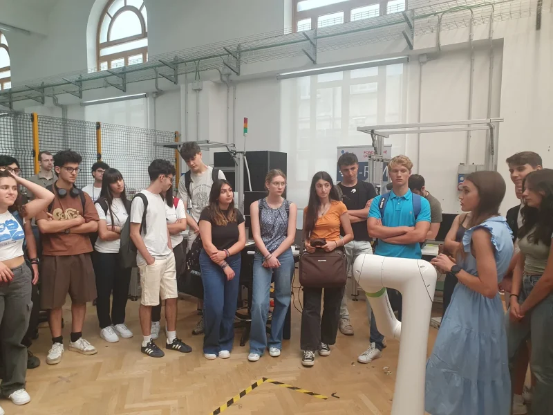 Studenti del corso estivo STEM in visita al laboratorio Merlin