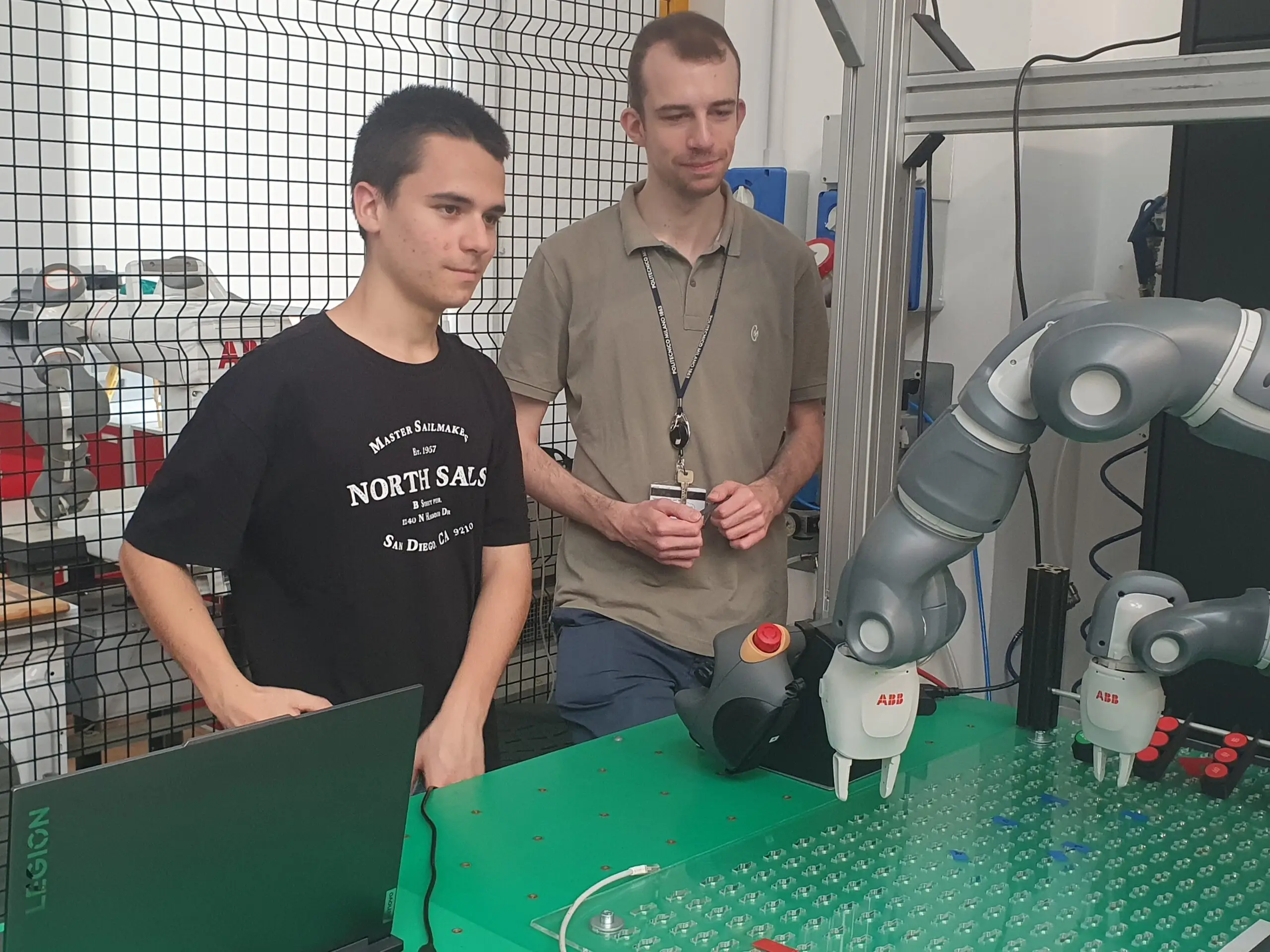 Studenti del corso estivo STEM in visita al laboratorio Merlin